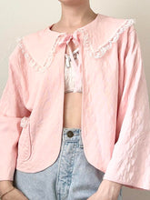 Load image into Gallery viewer, Pink Silky Lace Trim 1950s Peter Pan Collar Bed Jacket (S/M)