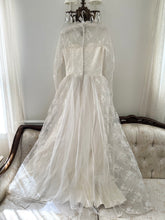 Load image into Gallery viewer, 40s 50s Tulle Lace Victorian Style Wedding Dress (S)
