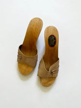 Load image into Gallery viewer, Vintage 1940s Wooden Carved Knot Kitten Mules