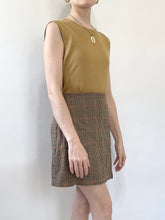 Load image into Gallery viewer, Pure Silk Caramel 90s Sweater Vest (M)