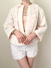 Load image into Gallery viewer, Pink Silky Ditsy Floral Lace Trim 1950s Bed Jacket (S)