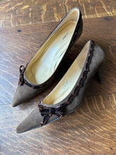 Load image into Gallery viewer, Brown Vintage Suede Velvet Ribbon Bow Kitten Heels (9.5)