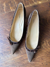 Load image into Gallery viewer, Brown Vintage Suede Velvet Ribbon Bow Kitten Heels (9.5)