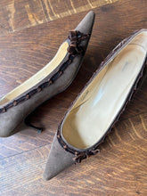 Load image into Gallery viewer, Brown Vintage Suede Velvet Ribbon Bow Kitten Heels (9.5)