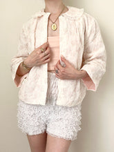 Load image into Gallery viewer, Pink Silky Ditsy Floral Lace Trim 1950s Bed Jacket (S)