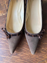 Load image into Gallery viewer, Brown Vintage Suede Velvet Ribbon Bow Kitten Heels (9.5)