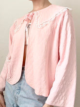 Load image into Gallery viewer, Pink Silky Lace Trim 1950s Peter Pan Collar Bed Jacket (S/M)