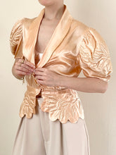 Load image into Gallery viewer, 30s 40s Peach Pink Satin Puff Sleeve Trapunto Quilted Antique Blouse (S)
