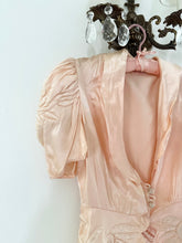 Load image into Gallery viewer, 30s 40s Peach Pink Satin Puff Sleeve Trapunto Quilted Antique Blouse (S)