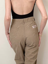 Load image into Gallery viewer, 1970s Taupe Corduroy Levi’s Pants (28”)