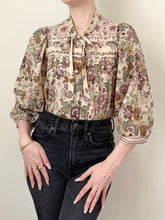 Load image into Gallery viewer, 1970s Brown Floral Button Up Pussy Bow Blouse (M)