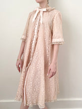 Load image into Gallery viewer, Peach Pink 1950s Vintage Lace Peignoir (S/M)