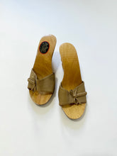 Load image into Gallery viewer, Vintage 1940s Wooden Carved Bow Kitten Mules