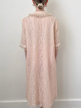 Load image into Gallery viewer, Peach Pink 1950s Vintage Lace Peignoir (S/M)