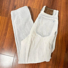 Load image into Gallery viewer, Vintage Calvin Klein Lightwash 100% Cotton Denim Jeans (24”)