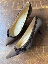 Load image into Gallery viewer, Brown Vintage Suede Velvet Ribbon Bow Kitten Heels (9.5)
