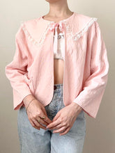 Load image into Gallery viewer, Pink Silky Lace Trim 1950s Peter Pan Collar Bed Jacket (S/M)