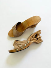 Load image into Gallery viewer, Vintage 1940s Wooden Carved Knot Kitten Mules
