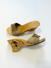 Load image into Gallery viewer, Vintage 1940s Wooden Carved Bow Kitten Mules
