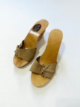 Load image into Gallery viewer, Vintage 1940s Wooden Carved Bow Kitten Mules