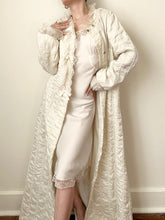 Load image into Gallery viewer, 50s Quilted Satin Bows Dressing Robe (S/M)