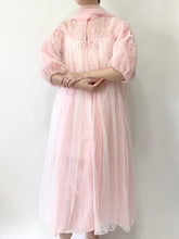 Load image into Gallery viewer, 1950s Embroidered Puff Sleeve Peignoir (M)