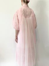 Load image into Gallery viewer, 1950s Embroidered Puff Sleeve Peignoir (M)