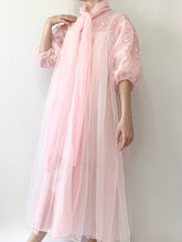 Load image into Gallery viewer, 1950s Embroidered Puff Sleeve Peignoir (M)