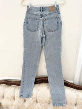 Load image into Gallery viewer, Vintage GAP Juicy Lightwash 100% Cotton Denim Jeans (26")