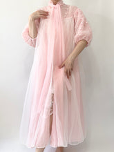 Load image into Gallery viewer, 1950s Embroidered Puff Sleeve Peignoir (M)