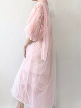 Load image into Gallery viewer, 1950s Embroidered Puff Sleeve Peignoir (M)