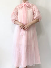 Load image into Gallery viewer, 1950s Embroidered Puff Sleeve Peignoir (M)