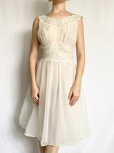 Load image into Gallery viewer, White Lace Trim 50s Peignoir and Nightgown Set (S-M)