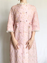 Load image into Gallery viewer, Hollywood Starlet Pink Quilted 1960s Dressing Robe (S-M)