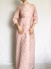 Load image into Gallery viewer, Hollywood Starlet Pink Quilted 1960s Dressing Robe (S-M)