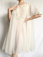 Load image into Gallery viewer, White Lace Trim 50s Peignoir and Nightgown Set (S-M)