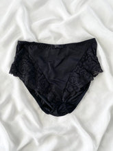 Load image into Gallery viewer, Black Flutter 90s Victoria’s Secret Panties (M)