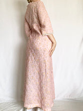 Load image into Gallery viewer, Hollywood Starlet Pink Quilted 1960s Dressing Robe (S-M)