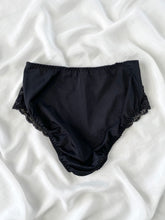 Load image into Gallery viewer, Black Flutter 90s Victoria’s Secret Panties (M)