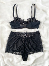 Load image into Gallery viewer, 90s Victoria’s Secret Lace Bra & Pinup Panty Set (36B, L)