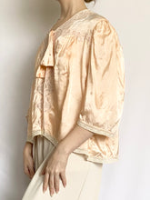 Load image into Gallery viewer, Peach Pink 1940s Satin Crepe Bed Jacket (M)