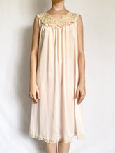 Load image into Gallery viewer, Pink 1950s Delicate Nightgown and Peignoir Set (S)