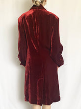 Load image into Gallery viewer, 1990s Red Velvet Dressing Robe Duster Jacket (L)