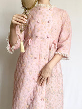 Load image into Gallery viewer, Hollywood Starlet Pink Quilted 1960s Dressing Robe (S-M)