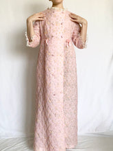 Load image into Gallery viewer, Hollywood Starlet Pink Quilted 1960s Dressing Robe (S-M)