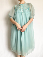 Load image into Gallery viewer, Blue 1960s Groovy Flower Peignoir and Nightgown Set (S)