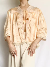 Load image into Gallery viewer, Peach Pink 1940s Satin Crepe Bed Jacket (M)