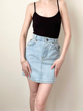 Load image into Gallery viewer, Vintage Light Wash 100% Cotton Denim Skirt (XXS, 22”)
