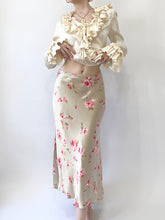 Load image into Gallery viewer, Bubbly Champagne Rose Skirt (6)
