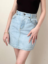 Load image into Gallery viewer, Vintage Light Wash 100% Cotton Denim Skirt (XXS, 22”)
